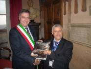 Il sindaco di Tivoli Sandro Gallotti durante l'incontro con i rappresentanti delle delegazioni delle scuole straniere
